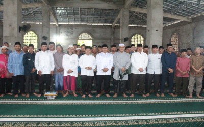 Rektor UNISSAS Laksanakan Safari Ramadhan Bersama Pemda Sambas Di Masjid Nurul Huda, Desa Cepala, Tekarang